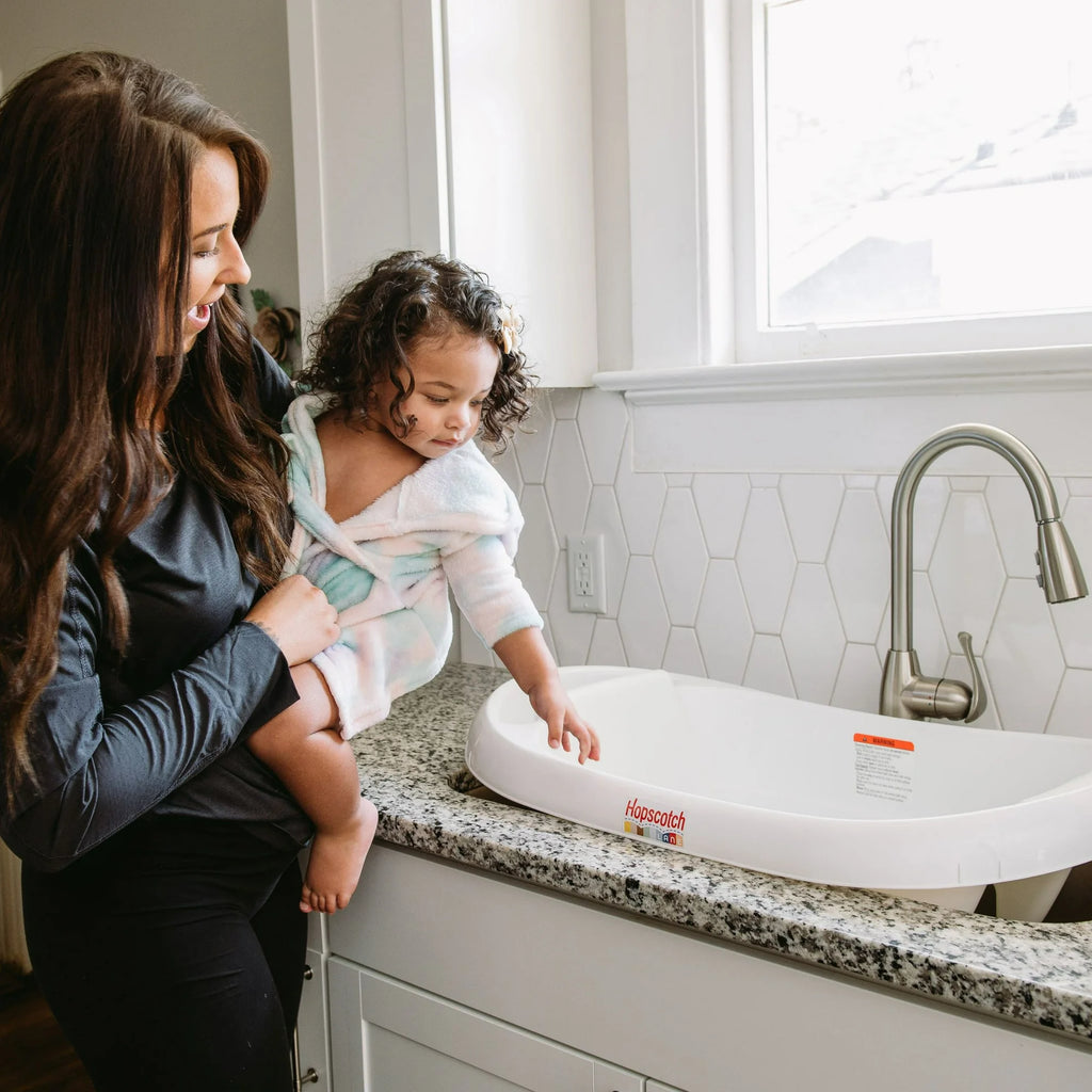 Hopscotch Lane Newborn to Toddler White 3-in-1 Rigid Baby Bathtub with Sling, Ages 0+ Months, Unisex